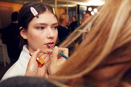 Beauty News, Tory Burch Backstage NYFW Fall 2016, เมคอัพรันเวย์ Tory Burch, เทรนด์แต่งหน้า Tory Burch NYFW Fall 2016, เมคอัพลุค Tory Burch NYFW Fall 2016, เทรนด์แต่งหน้า Fall 2016, เครื่องสำอาง Tory Burch ราคา 