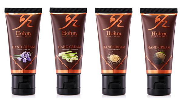 Beauty News, Hohm Skin + Senses, ผลิตภัณฑ์เครื่องหอมไทย, แบรนด์เครื่องหอมไทย, ผลิตภัณฑ์สปาไทย, แบรนด์หอม สกิน แอนด์ เซ้นเสส,​ แบรนด์ หอม, ผลิตภัณฑ์หอม สกิน แอนด์ เซ้นเสส, น้ำมันนวดลดอาการปวดเมื้อย, น้ำมันนวดลดผิวเปลือกส้ม, แฮนครีมกลิ่นไทยๆ, แบรนเครื่องหอมกลิ่นดอกไม้ไทย, แบรนด์ไทย, สกินแคร์ไทย, น้ำมันนวดไทย