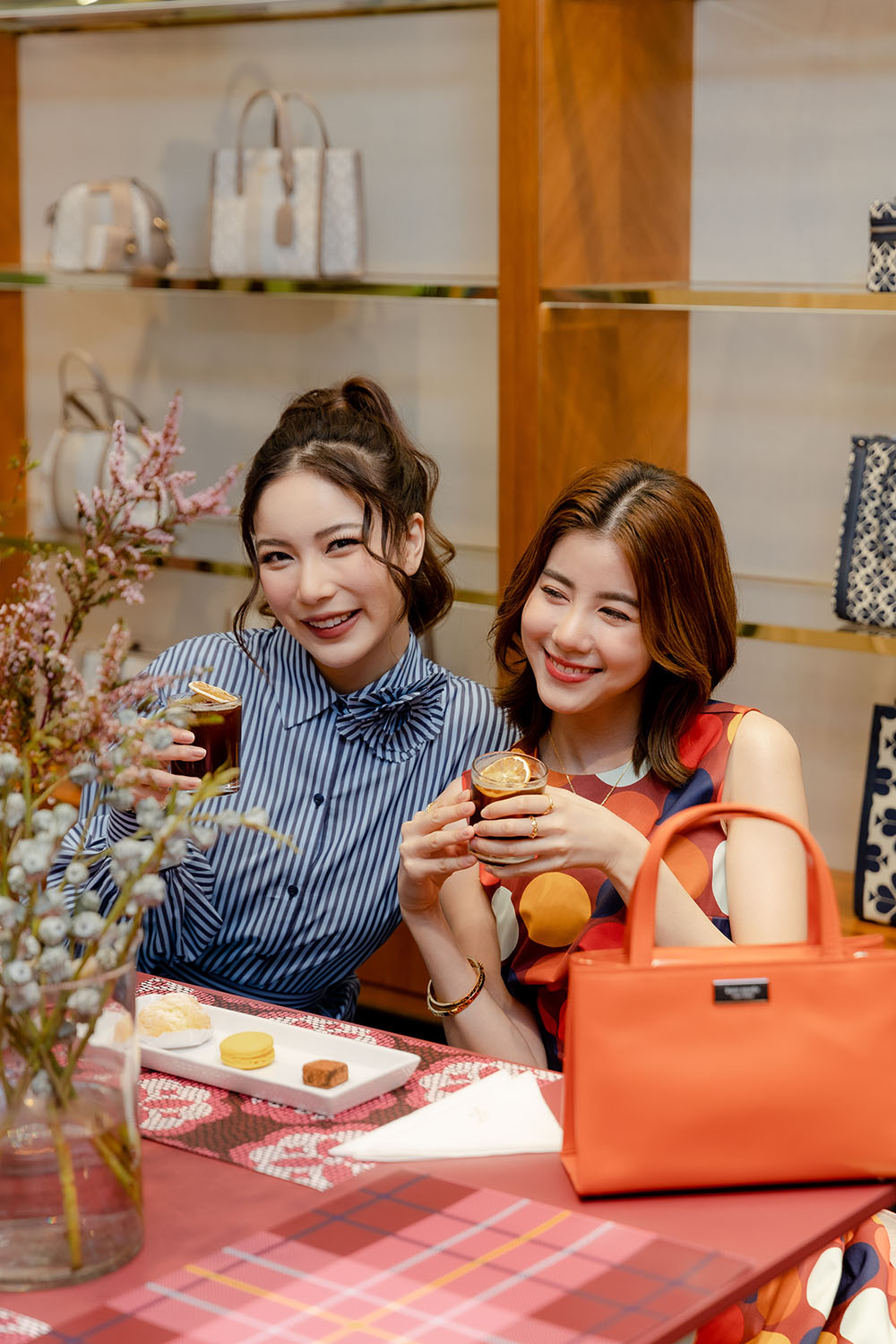 Kate Spade New York, Kate Spade New York Fall 2022, katespadeny, Katespadeth, saturdayopenhouse, PATLuxuryGroup, Kate Spade New York คอลเลคชั่นล่าสุด, Kate Spade New York คอลเลคชั่น Fall 2022, เอสเธอร์ สุปรีย์ลีลา, มุก วรนิษฐ์ ถาวรวงศ์, กระเป๋า Kate Spade New York รุ่นใหม่ล่าสุด 2022, เสื้อผ้า Kate Spade New York ล่าสุด, ชุดเดรส Kate Spade New York