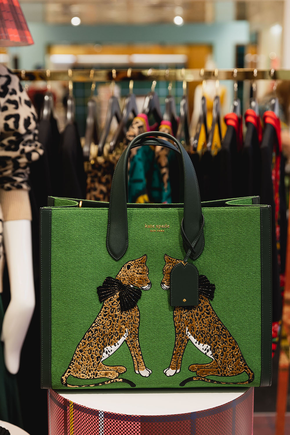 Kate Spade New York, Kate Spade New York Fall 2022, katespadeny, Katespadeth, saturdayopenhouse, PATLuxuryGroup, Kate Spade New York คอลเลคชั่นล่าสุด, Kate Spade New York คอลเลคชั่น Fall 2022, เอสเธอร์ สุปรีย์ลีลา, มุก วรนิษฐ์ ถาวรวงศ์, กระเป๋า Kate Spade New York รุ่นใหม่ล่าสุด 2022, เสื้อผ้า Kate Spade New York ล่าสุด, ชุดเดรส Kate Spade New York