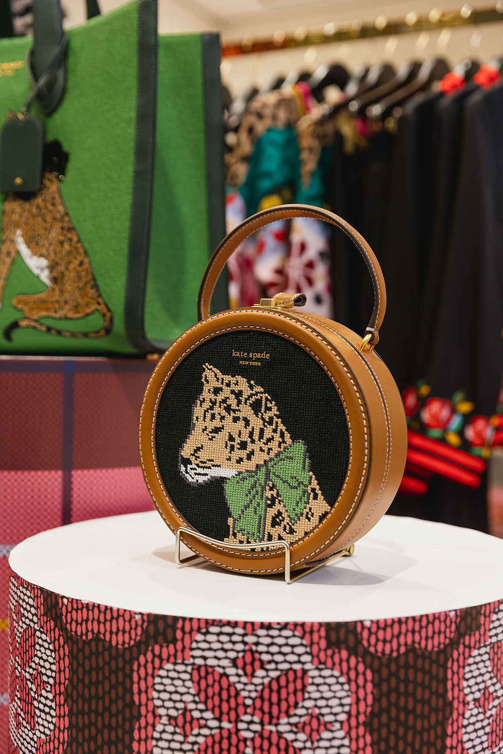 Kate Spade New York, Kate Spade New York Fall 2022, katespadeny, Katespadeth, saturdayopenhouse, PATLuxuryGroup, Kate Spade New York คอลเลคชั่นล่าสุด, Kate Spade New York คอลเลคชั่น Fall 2022, เอสเธอร์ สุปรีย์ลีลา, มุก วรนิษฐ์ ถาวรวงศ์, กระเป๋า Kate Spade New York รุ่นใหม่ล่าสุด 2022, เสื้อผ้า Kate Spade New York ล่าสุด, ชุดเดรส Kate Spade New York