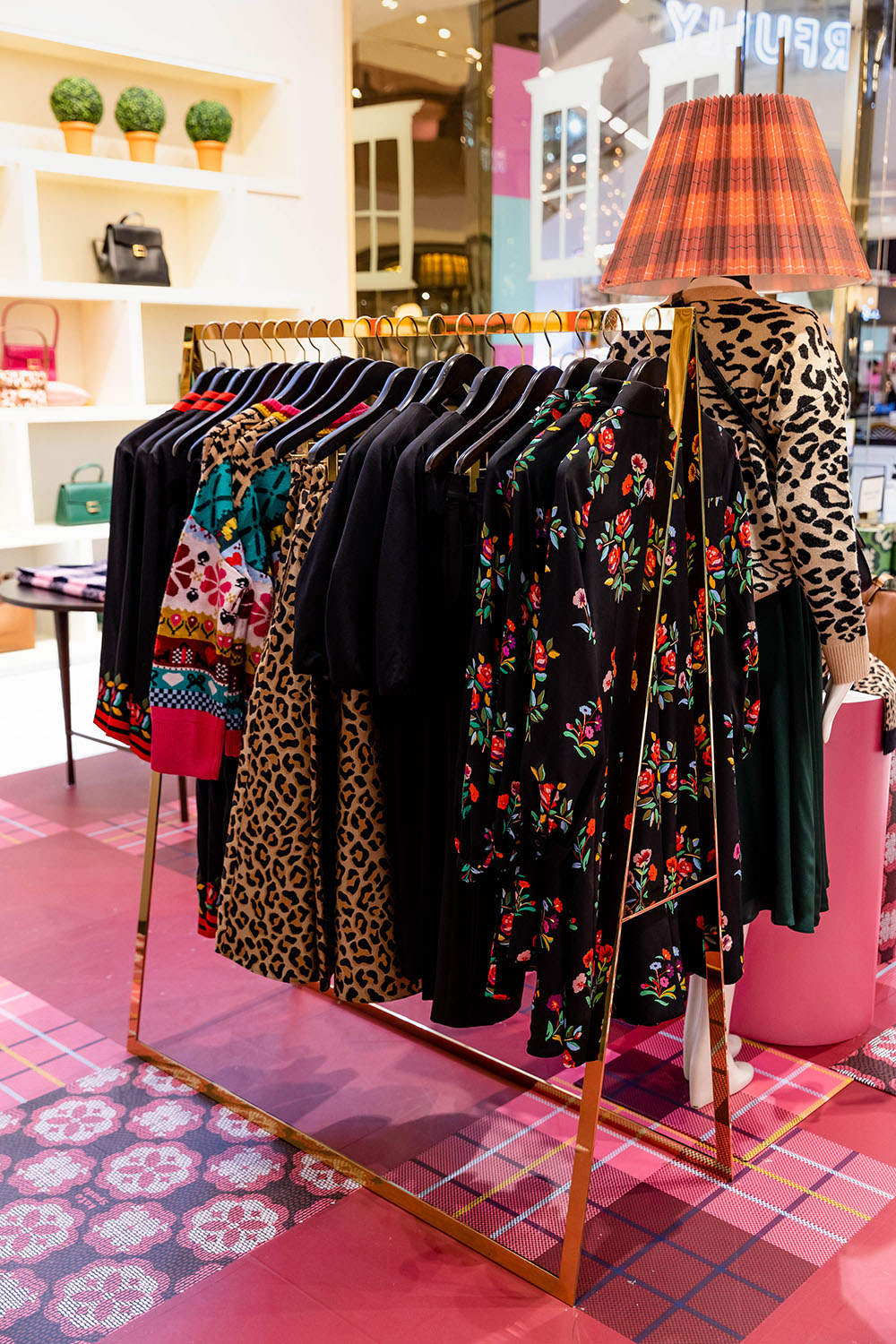Kate Spade New York, Kate Spade New York Fall 2022, katespadeny, Katespadeth, saturdayopenhouse, PATLuxuryGroup, Kate Spade New York คอลเลคชั่นล่าสุด, Kate Spade New York คอลเลคชั่น Fall 2022, เอสเธอร์ สุปรีย์ลีลา, มุก วรนิษฐ์ ถาวรวงศ์, กระเป๋า Kate Spade New York รุ่นใหม่ล่าสุด 2022, เสื้อผ้า Kate Spade New York ล่าสุด, ชุดเดรส Kate Spade New York