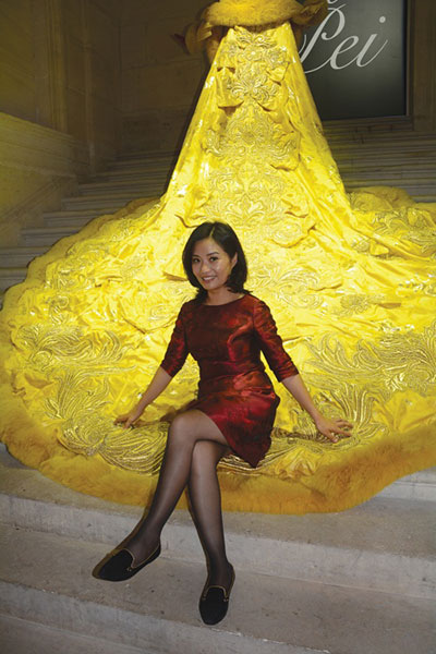 Fashion, Guo Pei, ประวัติ Guo Pei, ดีไซเนอร์จีน, ดีไซเนอร์ดัง, ดีไซเนอร์เอเชีย, Paris Haute Couture Fashion Week, ชุดราตรี, ชุดกูตูร์, Guo Pei จะมาเมืองไทย, มีตติ้ง Guo Pei, Guo Pei แฟชั่นโชว์, Guo Pei แฟชั่นโชว์ที่เมืองไทย, ศิลปะจีน, ชุดกูตูร์จีน, กูตูร์ ดีไซเนอร์จีน, โอต์ กูตูร์ Guo Pei