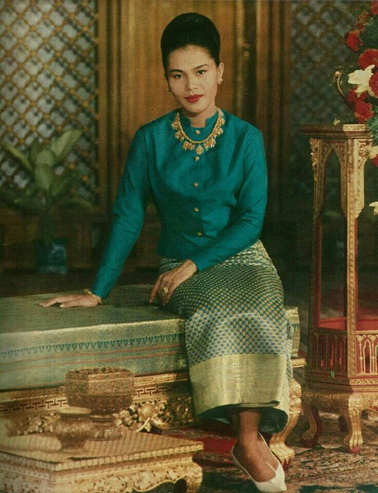 Fashion, ชุดไทยพระราชนิยม, แบบชุดไทย, ชุดไทยเรือนต้น, ชุดไทยจิตรลดา, ชุดไทยอมรินทร์, ชุดไทยบรมพิมาน, ชุดไทยดุสิต, ชุดไทยจักรี, ชุดไทยศิวาลัย, ชุดไทยจักรพรรดิ, ชุดไทยโบราณ, ชุดไทยร่วมสมัย, ฉลองพระองค์ในสมเด็จพระนางเจ้าสิริกิติ์ฯ, ชุดไทยสมัยใหม่, ชุดไทย แต่งงาน, แบบชุดไทย, ชุดสุภาพ, ชุดออกงาน