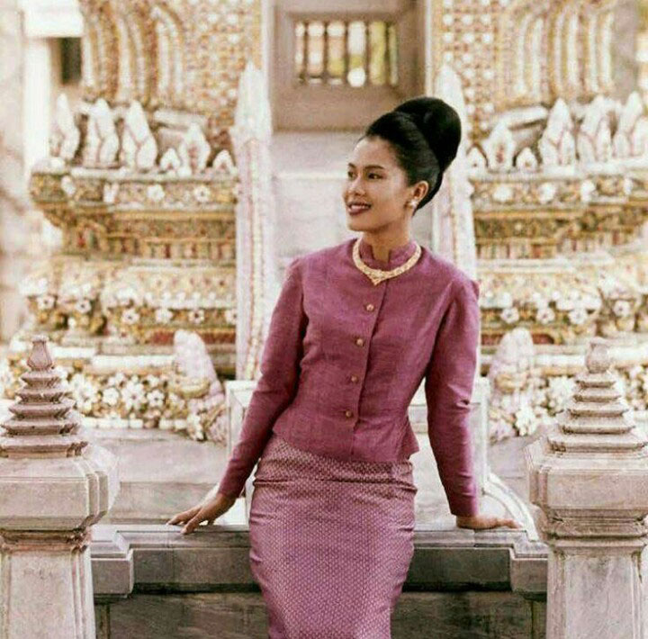 Fashion, ชุดไทยพระราชนิยม, แบบชุดไทย, ชุดไทยเรือนต้น, ชุดไทยจิตรลดา, ชุดไทยอมรินทร์, ชุดไทยบรมพิมาน, ชุดไทยดุสิต, ชุดไทยจักรี, ชุดไทยศิวาลัย, ชุดไทยจักรพรรดิ, ชุดไทยโบราณ, ชุดไทยร่วมสมัย, ฉลองพระองค์ในสมเด็จพระนางเจ้าสิริกิติ์ฯ, ชุดไทยสมัยใหม่, ชุดไทย แต่งงาน, แบบชุดไทย, ชุดสุภาพ, ชุดออกงาน