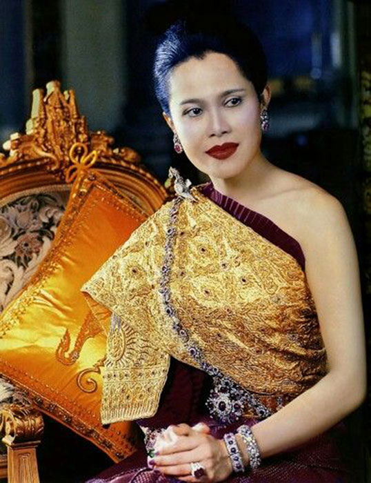 Fashion, ชุดไทยพระราชนิยม, แบบชุดไทย, ชุดไทยเรือนต้น, ชุดไทยจิตรลดา, ชุดไทยอมรินทร์, ชุดไทยบรมพิมาน, ชุดไทยดุสิต, ชุดไทยจักรี, ชุดไทยศิวาลัย, ชุดไทยจักรพรรดิ, ชุดไทยโบราณ, ชุดไทยร่วมสมัย, ฉลองพระองค์ในสมเด็จพระนางเจ้าสิริกิติ์ฯ, ชุดไทยสมัยใหม่, ชุดไทย แต่งงาน, แบบชุดไทย, ชุดสุภาพ, ชุดออกงาน