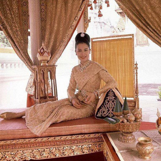 Fashion, ชุดไทยพระราชนิยม, แบบชุดไทย, ชุดไทยเรือนต้น, ชุดไทยจิตรลดา, ชุดไทยอมรินทร์, ชุดไทยบรมพิมาน, ชุดไทยดุสิต, ชุดไทยจักรี, ชุดไทยศิวาลัย, ชุดไทยจักรพรรดิ, ชุดไทยโบราณ, ชุดไทยร่วมสมัย, ฉลองพระองค์ในสมเด็จพระนางเจ้าสิริกิติ์ฯ, ชุดไทยสมัยใหม่, ชุดไทย แต่งงาน, แบบชุดไทย, ชุดสุภาพ, ชุดออกงาน