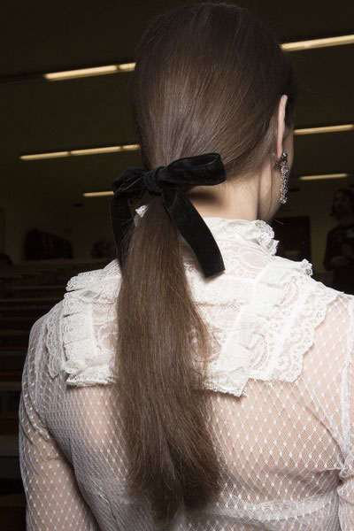 Hairstyle, Hair Accessory Fall 2017, Black Ribbon, เครื่องประดับผม, เทรนด์ผม, เทรนด์เครื่องประดับผม, เทรนด์เครื่องหัว, ทรงผม Fall 2017, เทรนด์ผม Fall 2017, เทรนด์แฟชั่น Fall 2017, เทรนด์ใหม่, เทรนด์ฮิต, เทรนด์แฟชั่น, เทรนด์จากรันเวย์ Fall 2017