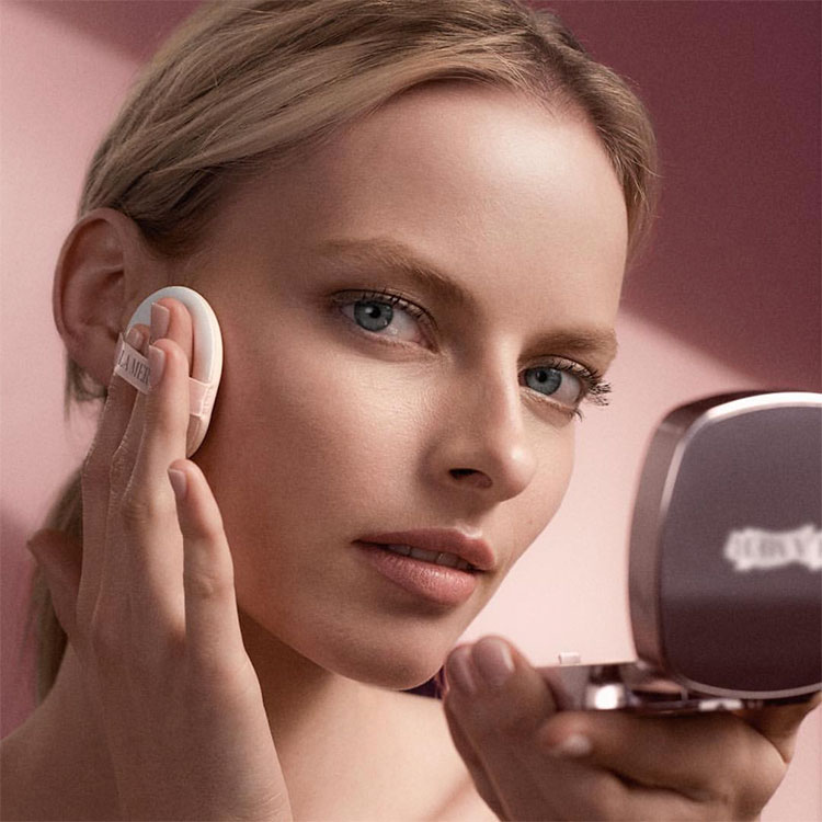 Beauty News, LA MER The NEW Luminous Lifting Cushion Foundation, LA MER The Cushion Compact SPF 20, LA MER คอลเลคชั่นใหม่, LA MER ออกใหม่, LA MER คุชชั่น, LA MER รองพื้น, LA MER น่าโดน,​ LA MER มาใหม่, คุชชั่นที่ดีที่สุดในโลก, คุชชั่นผิวสวยเป็นธรรมชาติ, คุชชั่นใหม่, คุชชั่นไฮเอนด์, คุชชั่นผิวเนียน, คุชชั่นสีเข้ม, คุชชั่นไม่เป็นคราบ, คุชชั่นปกปิดดี