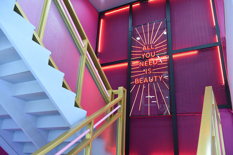 Social, Beauty 24, บิวตี้ ทเวนตี้โฟร์, แฟล็กชิพบิวตี้สโตร์, ร้านใหม่, ดรักสโตร์, ร้านขายเครื่อสำอาง, ร้านขายของบิวตี้, ร้านขายบิวตี้ไอเท็ม, ร้านขายสกินแคร์, ร้านขายน้ำหอม, ร้านค้าสำหรับผู้หญิง, ร้านค้า, ร้านขายของ, ร้านกลางสยาม, ร้านขายของบิวตี้