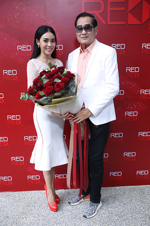 Social, RED RED, เรด เรด, เครื่องสำอาง, แบรนด์ไทย, เครื่องสำอาง RED RED, แบรนด์มาใหม่, เครื่องสำอางออกใหม่, ลิปสติก RED RED, แป้งผสมรองพื้น RED RED, RED RED แบรนด์น้องใหม่, พล.ต.อ.สันต์ ศรุตานนท์, ยุวเรต ศรุตานนท์