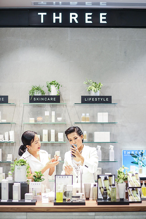 Social, THREE, THREE cosmetics, THREE INNER RHYTHM CARE, THREE FLAGSHIP STORE & RHYTHM RETREAT, THREE ทรีทเมนท์, THREE สปา, THREE ช็อปในไทย, THREE เคาน์เตอร์ในไทย, THREE อีเวนท์, THREE ไอเท็มขายดี, THREE น่าโดน, THREE น่าลอง, THREE ฉลองครบรอบ 5 ปี, THREE Central World, THREE เปิดช็อปใหม่, THREE ประเทศไทย