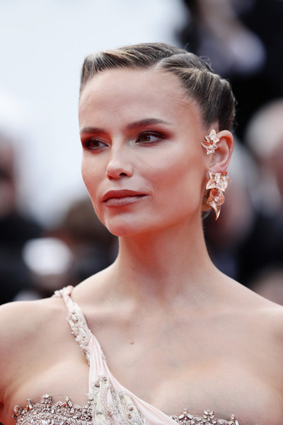 Hairstyle, ทรงผม, เทรนด์ผม, ทรงผมออกงาน, ทรงผมเดินพรมแดง, เทศกาลหนังเมืองคานส์, เทศกาลภาพยนตร์นานาชาติเมืองคานส์, ผม, เกล้าผม, มวยผม, ม้วนลอน, ทำผม, แต่งผม, เซ็ตผม