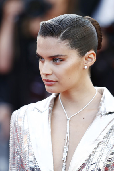 Hairstyle, ทรงผม, เทรนด์ผม, ทรงผมออกงาน, ทรงผมเดินพรมแดง, เทศกาลหนังเมืองคานส์, เทศกาลภาพยนตร์นานาชาติเมืองคานส์, ผม, เกล้าผม, มวยผม, ม้วนลอน, ทำผม, แต่งผม, เซ็ตผม