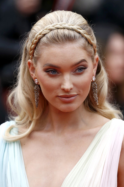 Hairstyle, ทรงผม, เทรนด์ผม, ทรงผมออกงาน, ทรงผมเดินพรมแดง, เทศกาลหนังเมืองคานส์, เทศกาลภาพยนตร์นานาชาติเมืองคานส์, ผม, เกล้าผม, มวยผม, ม้วนลอน, ทำผม, แต่งผม, เซ็ตผม