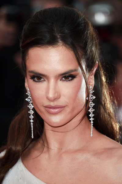 Hairstyle, ทรงผม, เทรนด์ผม, ทรงผมออกงาน, ทรงผมเดินพรมแดง, เทศกาลหนังเมืองคานส์, เทศกาลภาพยนตร์นานาชาติเมืองคานส์, ผม, เกล้าผม, มวยผม, ม้วนลอน, ทำผม, แต่งผม, เซ็ตผม