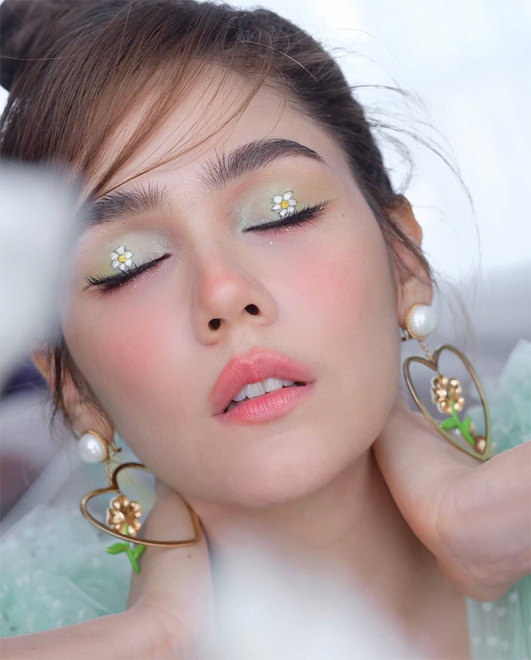 Makeup Trend, เมคอัพ, เทรนด์, แต่งหน้า, ชมพู อารยา, แม่ชม, คุณแม่ชม, ตัวแม่, แฟชั่นไอคอน, เมคอัพไอคอน, เมคอัพลุค ชมพู, เมคอัพลุคแซ่บ, เมคอัพลุคแปลก, เมคอัพลุคแหวก, เมคอัพลุคฉีก, เมคอัพลุค ไร้เส้นหยุด, เมคอัพ ไร้ขีดจำกัด, สร้างเทรนด์แต่งหน้า