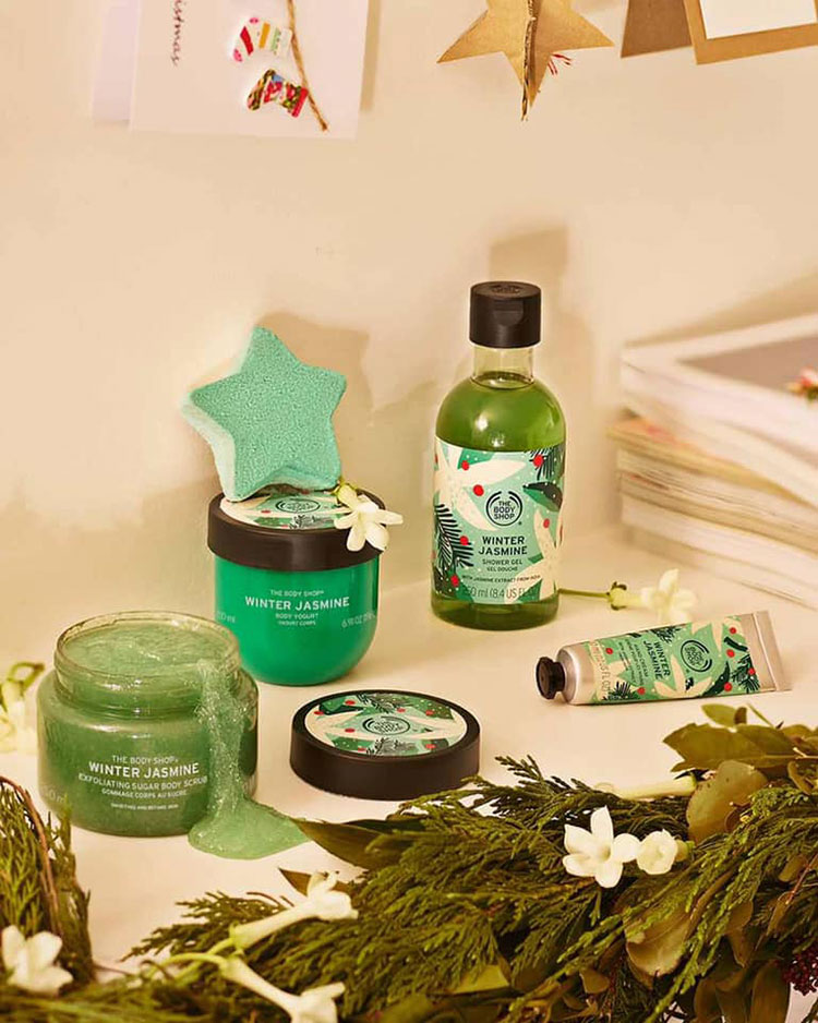 Beauty News, THE BODY SHOP, Holiday 2020, Warm Vanilla, Festive Berry, Winter Jasmine, คอลเลคชั่นใหม่, เซ็ตของขวัญ, กลิ่นใหม่, Limited Edition, Hand Cream, Sugar Lip Scrub, Soap, Starry Bath, Shower Gel, Body Yogurt, Body Butter, Body Scrub, ราคา, เท่าไร