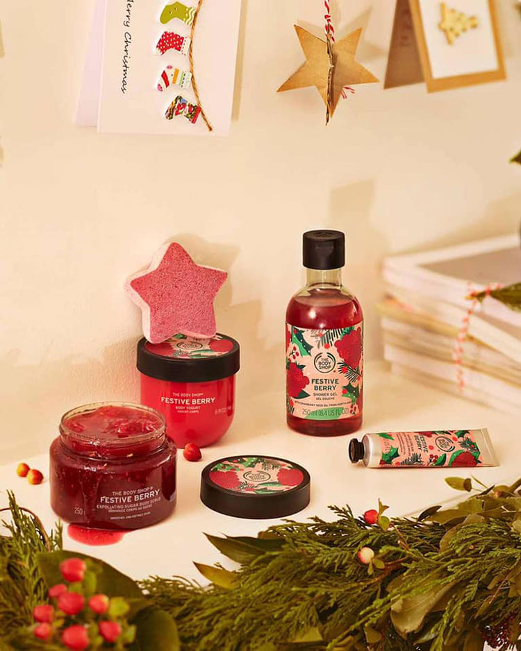 Beauty News, THE BODY SHOP, Holiday 2020, Warm Vanilla, Festive Berry, Winter Jasmine, คอลเลคชั่นใหม่, เซ็ตของขวัญ, กลิ่นใหม่, Limited Edition, Hand Cream, Sugar Lip Scrub, Soap, Starry Bath, Shower Gel, Body Yogurt, Body Butter, Body Scrub, ราคา, เท่าไร