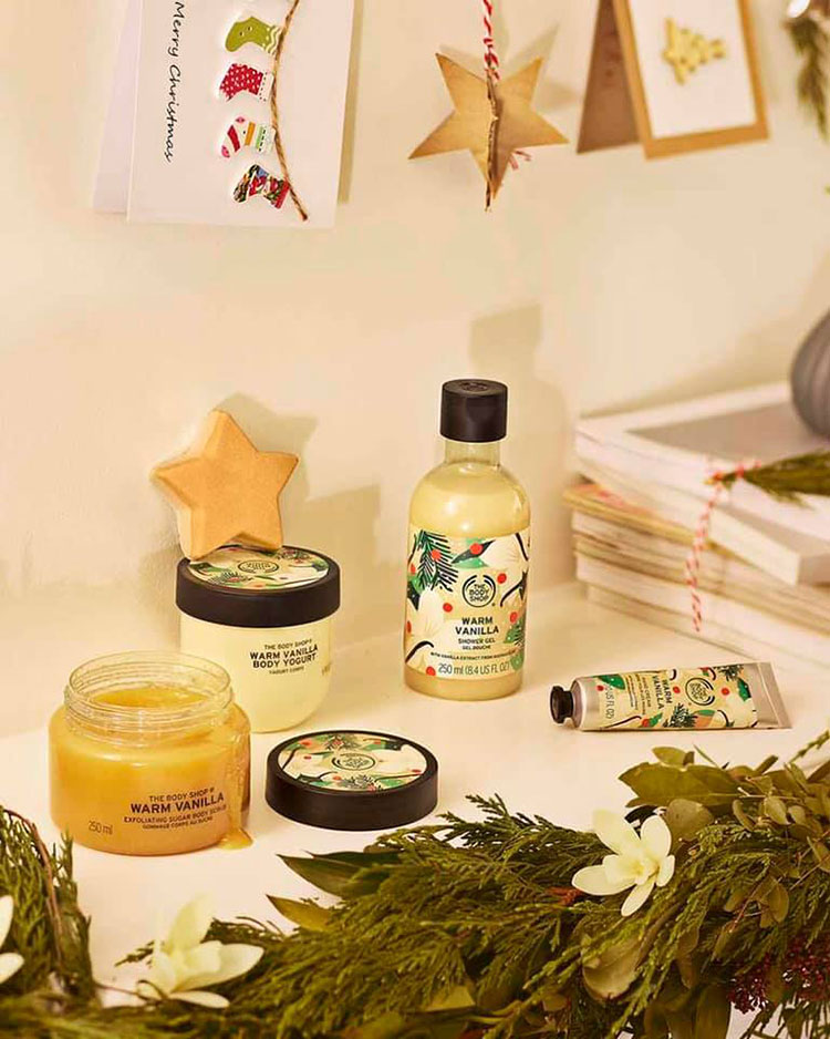 Beauty News, THE BODY SHOP, Holiday 2020, Warm Vanilla, Festive Berry, Winter Jasmine, คอลเลคชั่นใหม่, เซ็ตของขวัญ, กลิ่นใหม่, Limited Edition, Hand Cream, Sugar Lip Scrub, Soap, Starry Bath, Shower Gel, Body Yogurt, Body Butter, Body Scrub, ราคา, เท่าไร