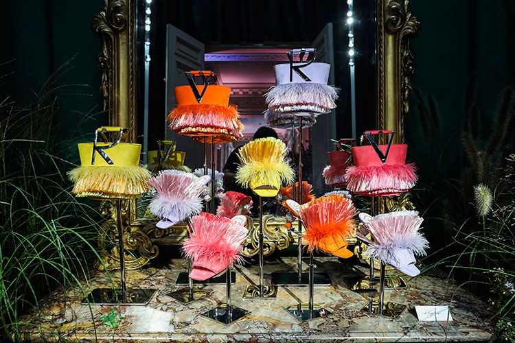 Fashion News, Roger Vivier, Spring/Summer 2020, Hotel Vivier Call Time, Roger Vivier Tiki Viv’, Gherardo Felloni, Roger Vivier คอลเลคชั่นใหม่, Roger Vivier รองเท้า, Roger Vivier กระเป๋า, Roger Vivier บูทีค, ดิ เอ็มโพเรี่ยม