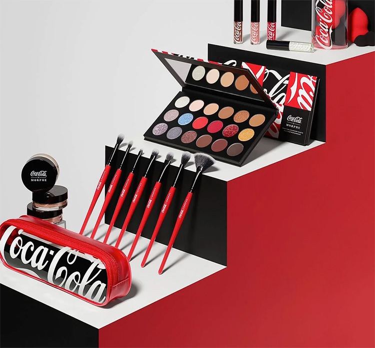 Beauty News, COCA-COLA X MORPHE, COCA-COLA, MORPHE Brush, คอลเลคชั่นใหม่, ออกใหม่, มาใหม่, คอลเลคชั่นแซ่บ, อายแชโดว์พาเลท, ลิปกลอส, เซ็ตแปรง, ไฮไลท์เนื้อฝุ่น, เซ็ตฟองน้ำแต่งหน้า