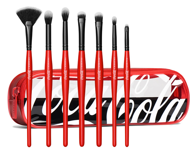 Beauty News, COCA-COLA X MORPHE, COCA-COLA, MORPHE Brush, คอลเลคชั่นใหม่, ออกใหม่, มาใหม่, คอลเลคชั่นแซ่บ, อายแชโดว์พาเลท, ลิปกลอส, เซ็ตแปรง, ไฮไลท์เนื้อฝุ่น, เซ็ตฟองน้ำแต่งหน้า