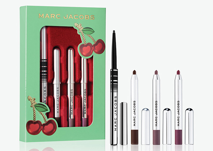 Beauty News, Marc Jacobs Beauty, Marc Jacobs Very Merry Cherry Collection, Marc Jacobs Holiday 2020, คอลเลคชั่นใหม่, ออกใหม่, มาใหม่, อายแชโดว์พาเลท, ลิปสติก, มาสคาร่า, อายไลเนอร์, เซ็ตของขวัญ, ไอเทมไซส์มินิ, เซ็ตฮอลิเดย์ 2020