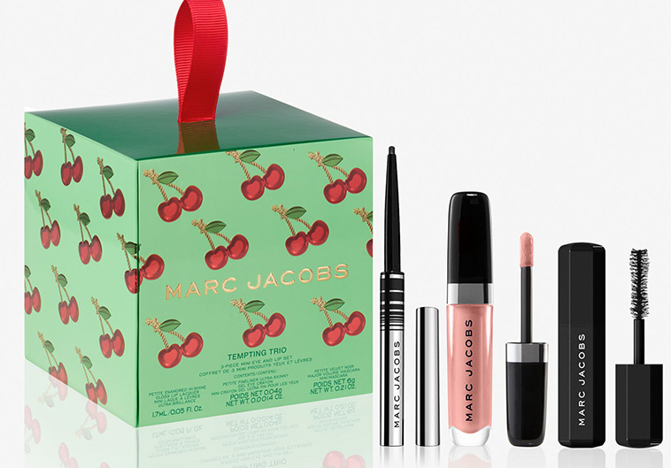 Beauty News, Marc Jacobs Beauty, Marc Jacobs Very Merry Cherry Collection, Marc Jacobs Holiday 2020, คอลเลคชั่นใหม่, ออกใหม่, มาใหม่, อายแชโดว์พาเลท, ลิปสติก, มาสคาร่า, อายไลเนอร์, เซ็ตของขวัญ, ไอเทมไซส์มินิ, เซ็ตฮอลิเดย์ 2020