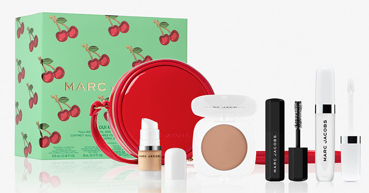 Beauty News, Marc Jacobs Beauty, Marc Jacobs Very Merry Cherry Collection, Marc Jacobs Holiday 2020, คอลเลคชั่นใหม่, ออกใหม่, มาใหม่, อายแชโดว์พาเลท, ลิปสติก, มาสคาร่า, อายไลเนอร์, เซ็ตของขวัญ, ไอเทมไซส์มินิ, เซ็ตฮอลิเดย์ 2020