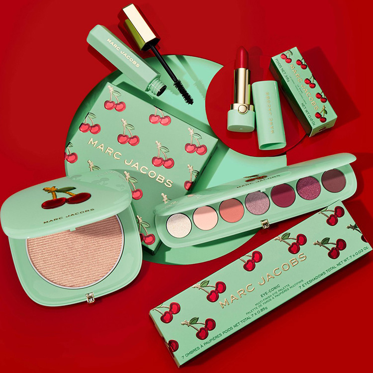 Beauty News, Marc Jacobs Beauty, Marc Jacobs Very Merry Cherry Collection, Marc Jacobs Holiday 2020, คอลเลคชั่นใหม่, ออกใหม่, มาใหม่, อายแชโดว์พาเลท, ลิปสติก, มาสคาร่า, อายไลเนอร์, เซ็ตของขวัญ, ไอเทมไซส์มินิ, เซ็ตฮอลิเดย์ 2020