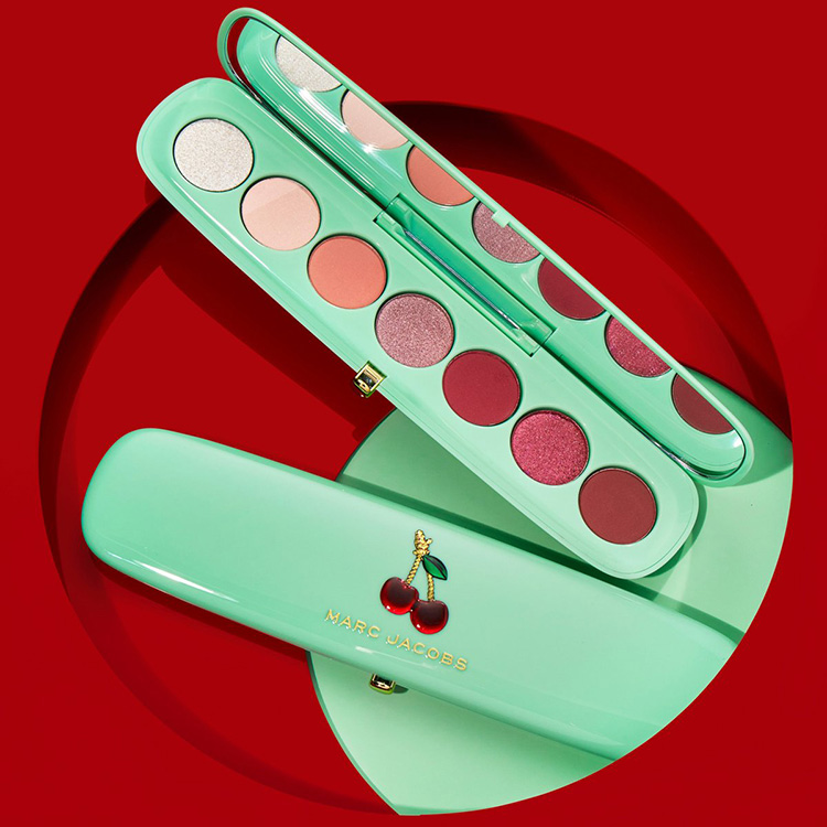 Beauty News, Marc Jacobs Beauty, Marc Jacobs Very Merry Cherry Collection, Marc Jacobs Holiday 2020, คอลเลคชั่นใหม่, ออกใหม่, มาใหม่, อายแชโดว์พาเลท, ลิปสติก, มาสคาร่า, อายไลเนอร์, เซ็ตของขวัญ, ไอเทมไซส์มินิ, เซ็ตฮอลิเดย์ 2020