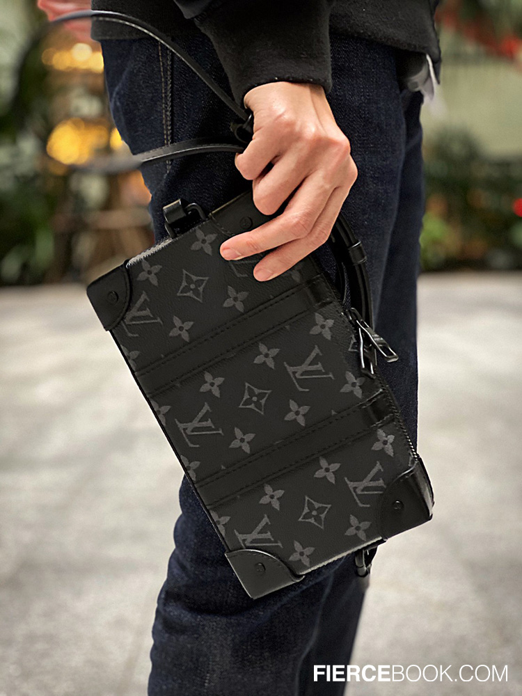 Fashion, Louis Vuitton, Louis Vuitton Monogram Eclipse Soft Trunk Wallet, Louis Vuitton ประเทศไทย, Louis Vuitton ออนไลน์, หลุยส์ วิตตอง, ประเทศไทย, กระเป๋า, กระเป๋าสตางค์, Soft Trunk Wallet, Wallet, กระเป๋าคาดอก