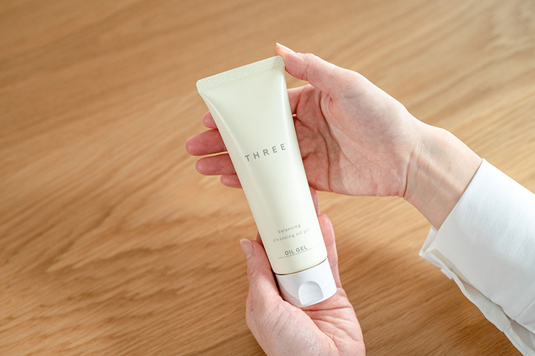 Beauty News, THREE, THREE Cosmetics, THREE Balancing Cleansing Oil-Gel, Balancing Oil, Balancing line, เจลล้างหน้า, ผลิตภัณฑ์ล้างเมคอัพ, ลบเมคอัพ, ผสมสครับ, ล้างหน้าขั้นตอนเดียว, ทำความสะอาดผิวหน้า, คลีนซิ่งออยล์, คลีนซิ่งเจล