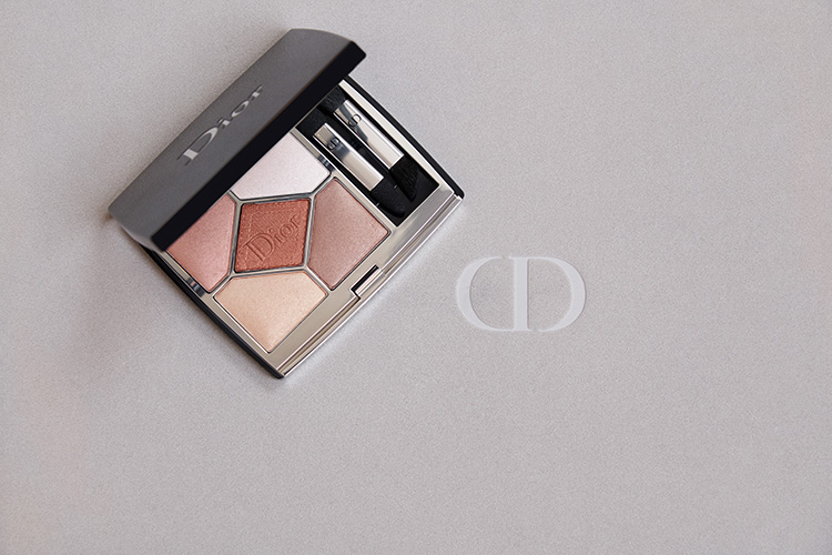 Beauty News, Dior, Dior Makeup, 2022 Cruise Collection, ปีเตอร์ ฟิลิปส์, มาเรีย กราเซีย ชิอูริ, 5 Couleurs Couture, Limited Edition, Dior Cruise 2022, เมคอัพลุค, เทรนด์เมคอัพ, พาเลท, อายแชโดว์พาเลท, แต่งตา, แต่งหน้า, dior.com, shop.dior.co.th