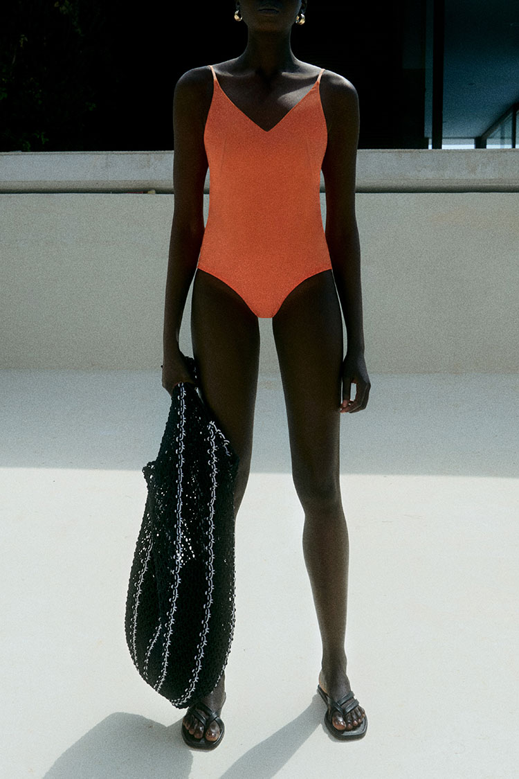 Fashion News, COS, Summer 2021, ชุดไปทะเล, เสื้อผ้าผู้หญิง, เสื้อผ้าผู้ชาย, ชุดสบายๆ, หลวมๆ, มินิมอลลิสต์, ออกใหม่, มาใหม่, ชุดว่ายน้ำ, รองเท้าแตะ, เสื้อเชิ้ต, เดรสเชิ้ต, กางเกงลำลอง, กางเกงหลวมๆ