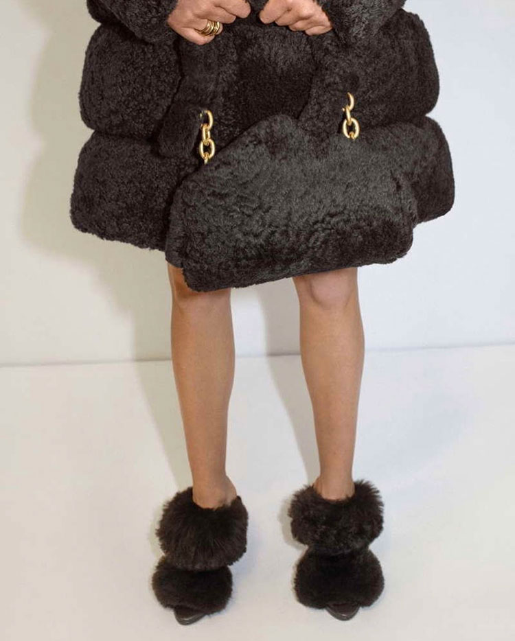 Fashion, Bag, Fluffy Bag, Fur Bag, Faux Fur Bag, กระเป๋า, กระเป๋าขนฟู, กระเป๋าขนปุย, กระเป๋าขนแกะ, กระเป๋าถือ, กระเป๋าสะพาย, กระเป๋ามินิ, Prada Re-Edition 2000 Terry Mini-Bag, Balenciaca Fluffy Hourglass Top Handle Bag, Marc Jacobs The Teddy Small Tote Bag, Longchamp Brioche Crossbody Bag, Chanel Small Flap Bag, Fendi Mini Peekaboo Iconic, Burberry Large Faux Fur Astra Bag, Versace Virtus Faux Fur Evening Bag, Bottega Veneta Tip, Jacquemus Le Chiquito Moyen, Dior Medium Dior Caro Bag