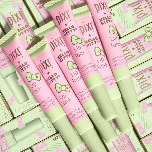 Beauty News, Pixi, Pixi + Hello Kitty, คอลเลคชั่นใหม่, ออกใหม่, มาใหม่, คอลเลคชั่นพิเศษ, Limited Edition, Hello Kitty, ลายการ์ตูน, อายแชโดว์พาเลท, พาเลทปัดแก้ม, อายไลเนอร์, ลิปกลอส, เซ็ตติ้งสเปรย์, มาสก์หน้า, มาสก์แพทช์, ไฮไลท์