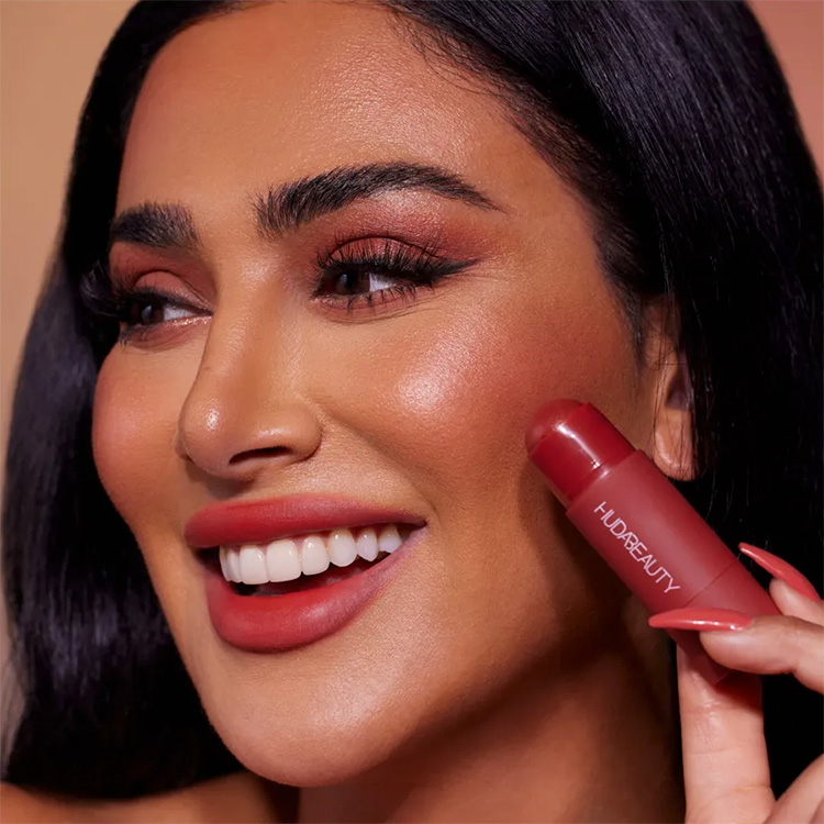 Beauty News, Huda Beauty, Cheeky Tint Blush Stick, คอลเลคชั่นใหม่, ออกใหม่, บลัชออน, เนื้อครีม, ครีมสติ๊ก, บลัชสติ๊ก, ลิปแอนด์ชีค, Lip and Cheek Tint, แก้มฉ่ำ, ผิวโกลว, หน้าวาว, ปัดแก้ม, บลัชทินท์