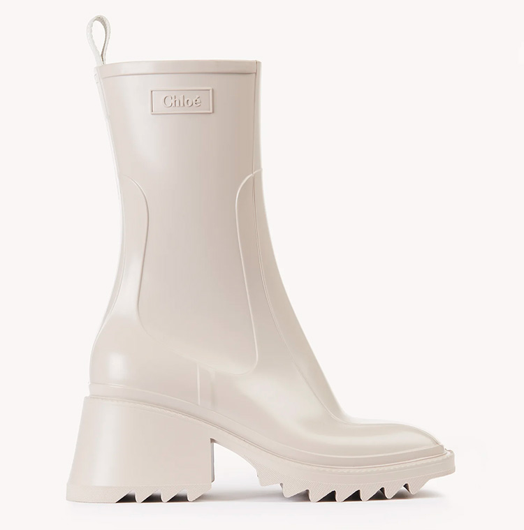 Fashion, รองเท้าบู้ท, Rain Boots, บู้ทยาง, กันฝน, รองเท้ากันฝน, แบรนด์เนม, รองเท้ายาง, Rubber Boots, Louis Vuitton Drops Flat Half Boot, Bottega Veneta Puddle Ankle Boot, Chloe Betty Rain Boot, Loewe Boot in Rubber, Moncler Loftgrip Rain Boots, Stella McCartney x Hunter Boots, Celine Flat Mid Boot Les Bottes De Pont Celine, Burberry House Check Panel Rain Boots, Jimmy Choo Yael Flat, Dior Ground Ankle Boot