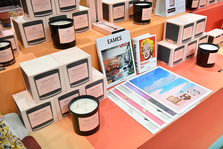 Lifestyle News,  ANOTHER STORY, เอ็มควอเทียร์, The EmQuartier, ของแต่งบ้าน, Craft Your Living Room, ห้องนั่งเล่น, เฟอร์นิเจอร์, ของใช้ในบ้าน, จาน, แก้ว, แจกัน, เก้าอี้, กระเป๋า, เคส, เทียนหอม, เสื้อผ้า, ของใช้, ถาด, ที่เก็บของ