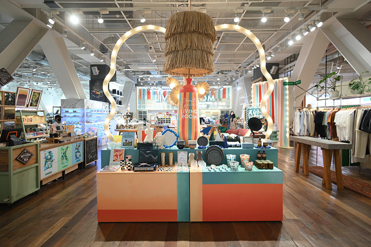 Lifestyle News,  ANOTHER STORY, เอ็มควอเทียร์, The EmQuartier, ของแต่งบ้าน, Craft Your Living Room, ห้องนั่งเล่น, เฟอร์นิเจอร์, ของใช้ในบ้าน, จาน, แก้ว, แจกัน, เก้าอี้, กระเป๋า, เคส, เทียนหอม, เสื้อผ้า, ของใช้, ถาด, ที่เก็บของ
