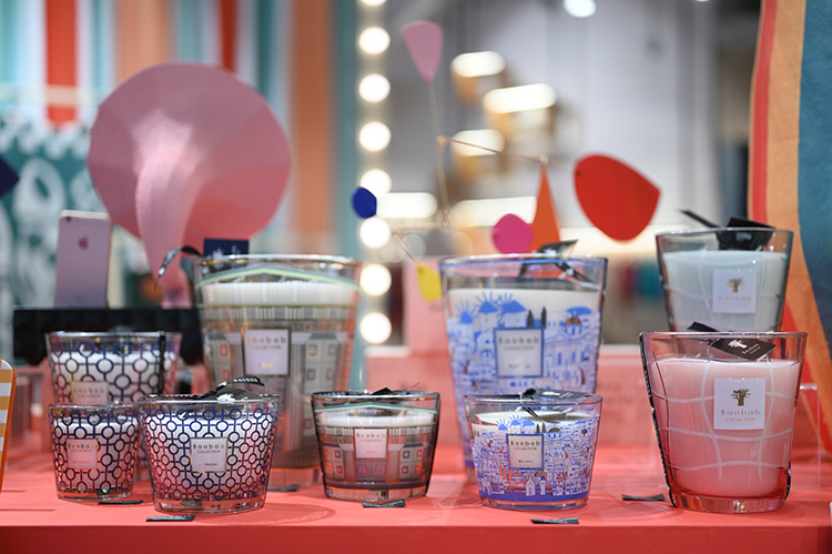 Lifestyle News,  ANOTHER STORY, เอ็มควอเทียร์, The EmQuartier, ของแต่งบ้าน, Craft Your Living Room, ห้องนั่งเล่น, เฟอร์นิเจอร์, ของใช้ในบ้าน, จาน, แก้ว, แจกัน, เก้าอี้, กระเป๋า, เคส, เทียนหอม, เสื้อผ้า, ของใช้, ถาด, ที่เก็บของ