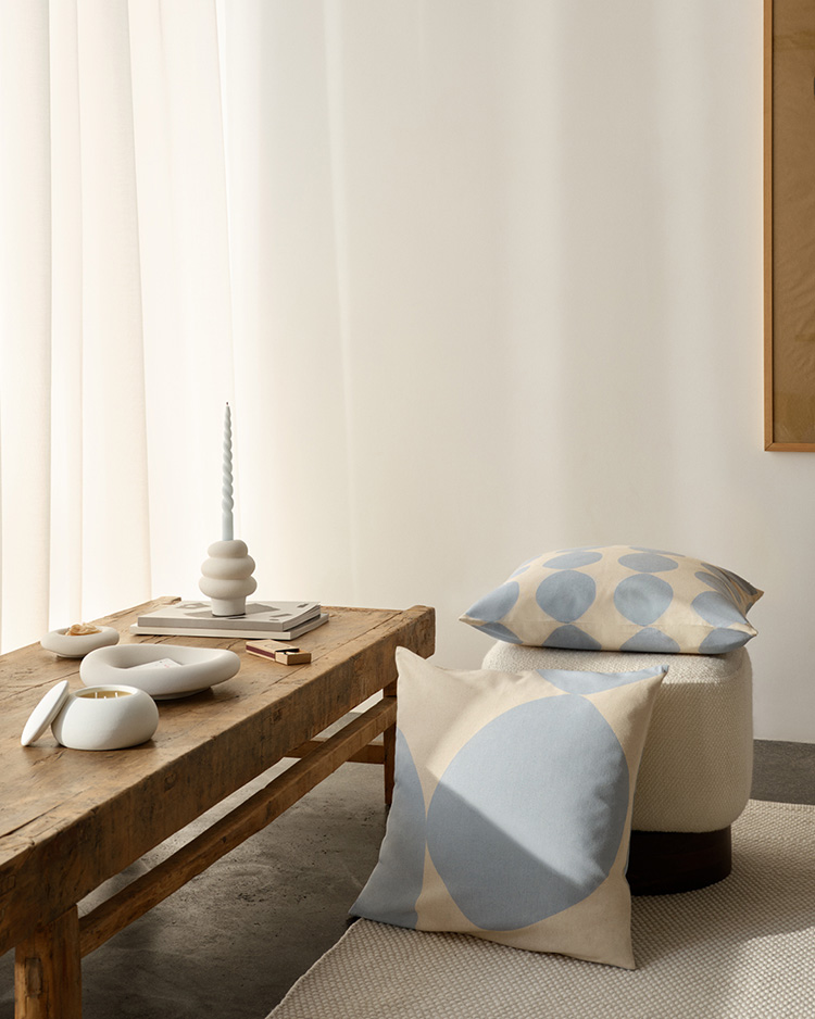 Fashion News, H&M HOME, คอลเลคชั่น, Spring 2023, ฤดูใบไม้ผลิ 2023, ของตกแต่งบ้าน, เครื่องใช้, เครื่องนอน, เครื่องครัว, หมอนอิง, ผ้าคลุมโซฟา, สีฟ้า, สดใส, จาน, แก้ว, แก้วกาแฟ, โคมไฟ, เชิงเทียน