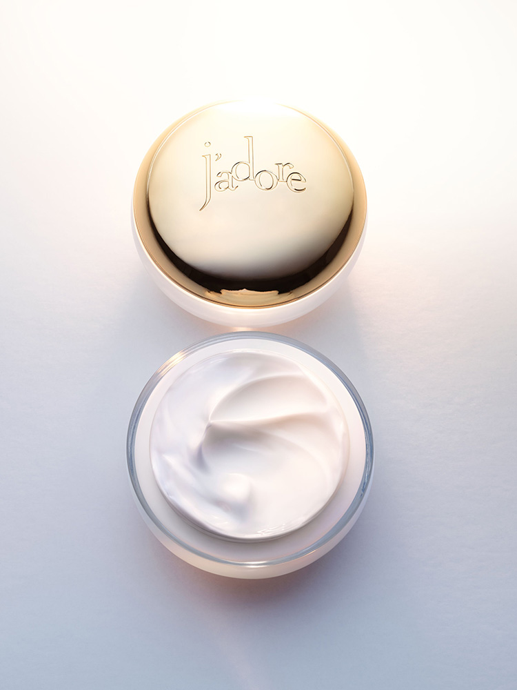 Beauty News, Dior, Dior Beauty, J’ADORE, J’ADORE LES ADORABLES, J’adore Parfum d’eau, คอลเลคชั่นใหม่, ผลิตภัณฑ์ดูแลผิวกาย, ครีมบำรุงผิว, สครับผิว, เจลลงผิว, ชิมเมอร์, ผงทองคำ, ผิวโกลว, น้ำหอม, กลิ่นหอม, ตัวหอม