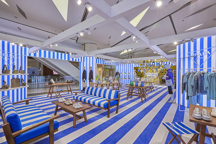 Fashion News, Prada, Prada Tropico, ป๊อปอัพสโตร์, Hall of Fame, สยามพารากอน, กรุงเทพฯ, คอลเลคชั่นใหม่, คอลเลคชั่นพิเศษ, กระเป๋า Raffia, กระเป๋า Re-Edition, รองเท้า, เสื้อผ้า, หมวก