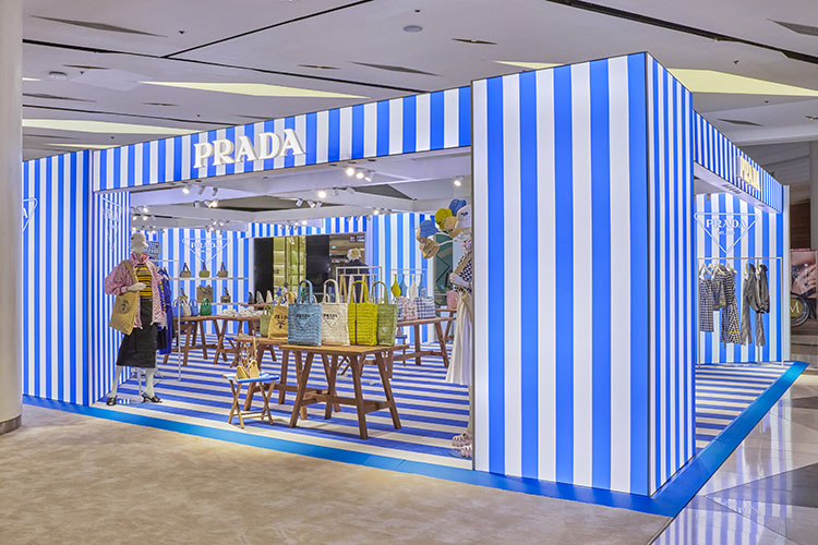 Fashion News, Prada, Prada Tropico, ป๊อปอัพสโตร์, Hall of Fame, สยามพารากอน, กรุงเทพฯ, คอลเลคชั่นใหม่, คอลเลคชั่นพิเศษ, กระเป๋า Raffia, กระเป๋า Re-Edition, รองเท้า, เสื้อผ้า, หมวก