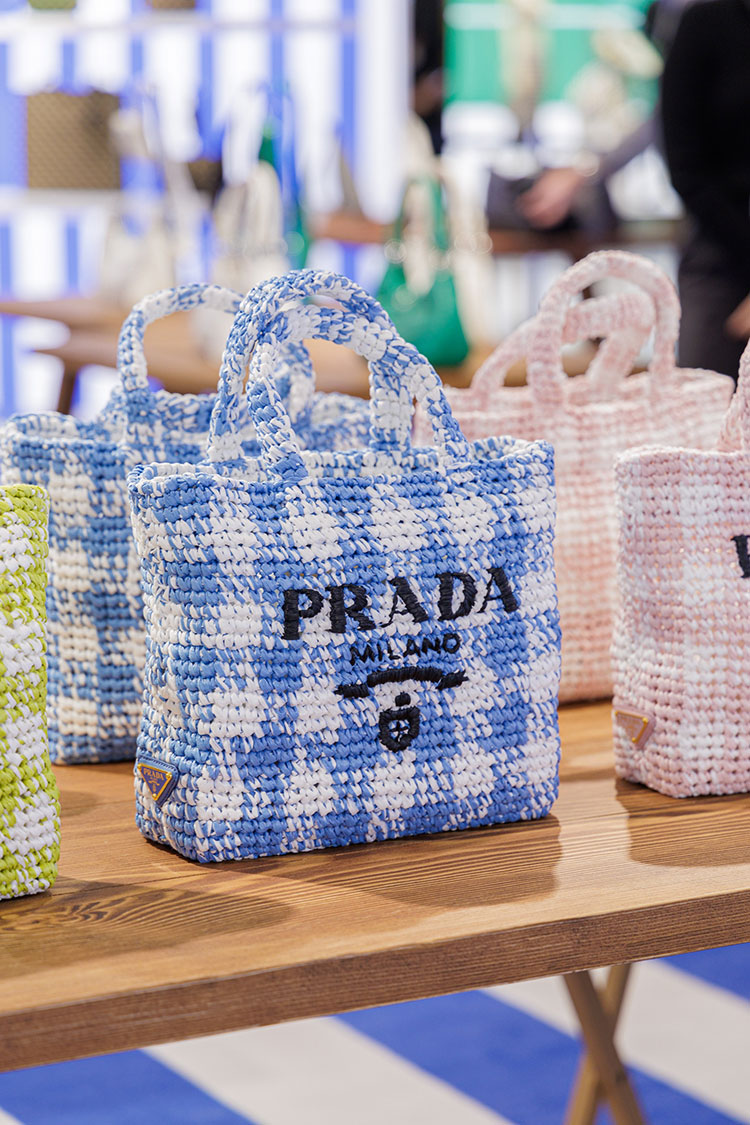Fashion News, Prada, Prada Tropico, ป๊อปอัพสโตร์, Hall of Fame, สยามพารากอน, กรุงเทพฯ, คอลเลคชั่นใหม่, คอลเลคชั่นพิเศษ, กระเป๋า Raffia, กระเป๋า Re-Edition, รองเท้า, เสื้อผ้า, หมวก
