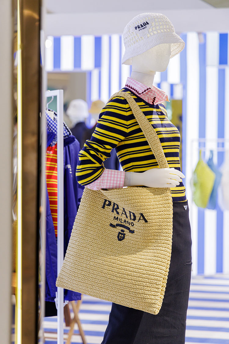 Fashion News, Prada, Prada Tropico, ป๊อปอัพสโตร์, Hall of Fame, สยามพารากอน, กรุงเทพฯ, คอลเลคชั่นใหม่, คอลเลคชั่นพิเศษ, กระเป๋า Raffia, กระเป๋า Re-Edition, รองเท้า, เสื้อผ้า, หมวก