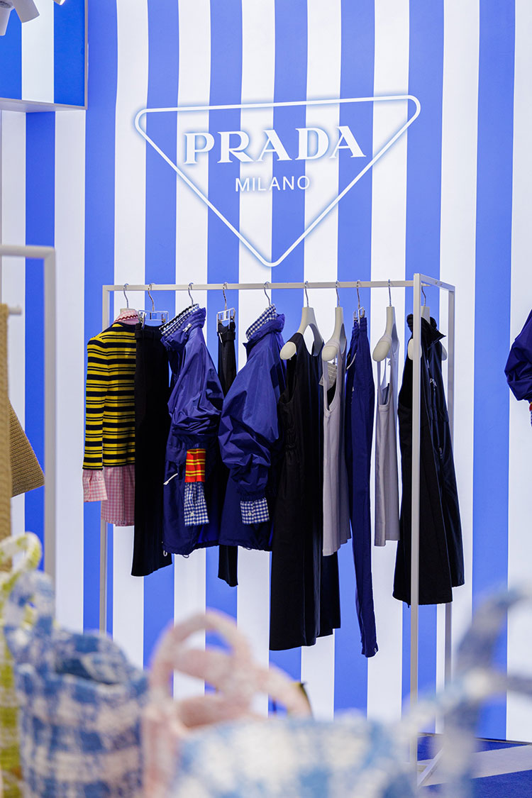 Fashion News, Prada, Prada Tropico, ป๊อปอัพสโตร์, Hall of Fame, สยามพารากอน, กรุงเทพฯ, คอลเลคชั่นใหม่, คอลเลคชั่นพิเศษ, กระเป๋า Raffia, กระเป๋า Re-Edition, รองเท้า, เสื้อผ้า, หมวก